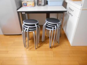 キッチンに丸椅子が8脚あります。