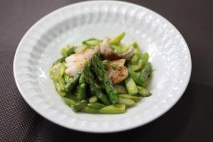 アスパラガスと白身魚のバターソース