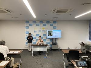 定例記者会見の様子