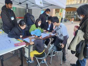 国際交流フェスタ写真１（缶バッジ作成ブース）