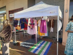 国際交流フェスタ写真２（民族衣装試着体験ブース）