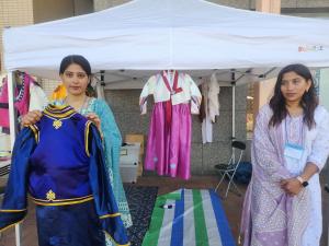 国際交流フェスタ写真２（民族衣装ブース留学生）