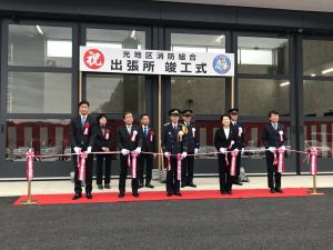 テープカットの様子