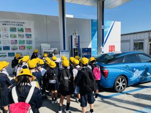 水素ステーション見学の様子