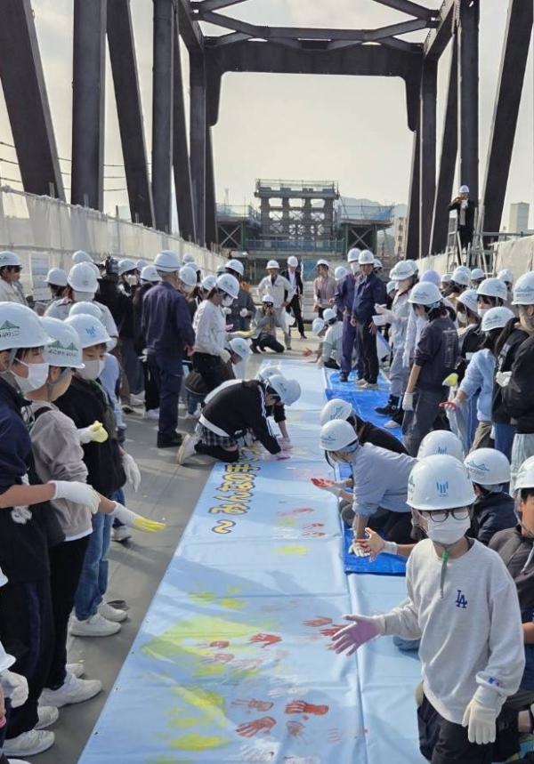 横断幕の手形の様子