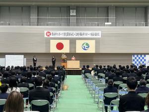 式典に大勢参加している様子