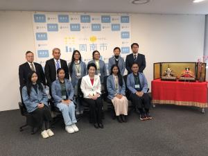 大学生との集合写真