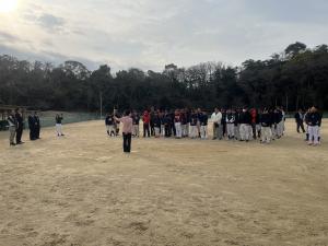 野球参加者を前に市長が挨拶をする様子