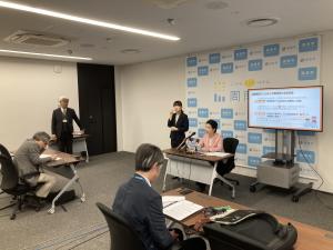 会見をする市長