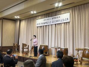記念式典で挨拶をする市長