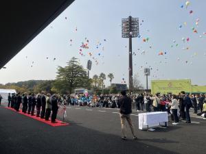 レイズネクスト周南総合競技場オープニングセレモニーで風船を飛ばす様子