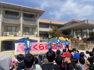 さくら街道祭りで挨拶をする市長