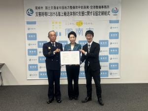 協定締結式での記念撮影