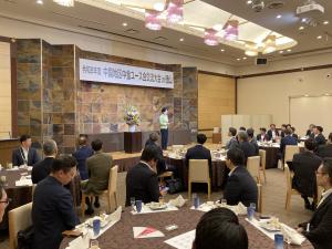 参加者の前で挨拶をする様子