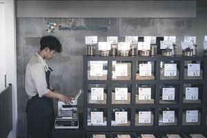 周防ファクトリー店内