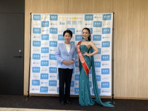 市長と高松さんの記念撮影