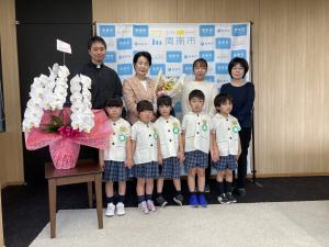 幼稚園の皆さんと市長の記念撮影