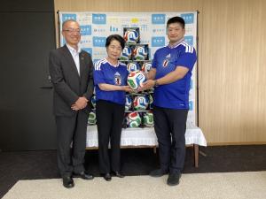 岡寺産業様、市長、教育長での記念撮影
