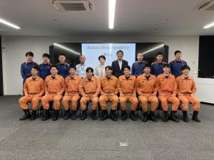 消防署員と市長、副市長での記念撮影