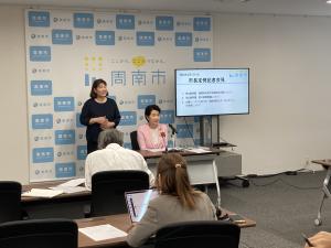 会見で市長が話す様子