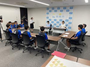 意気込みを聞く様子