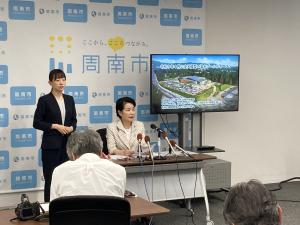 会見をする市長と手話通訳者