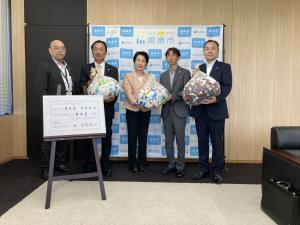 ペットボトルキャップをもって記念撮影