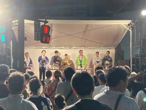 ステージ上で挨拶をする市長
