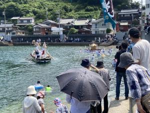 神輿が海を渡る様子