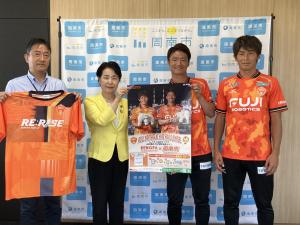 選手と市長との記念撮影