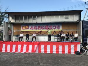 ステージで挨拶をする市長