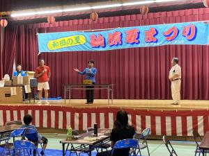 ステージで挨拶をする市長