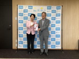 目録受け取りの様子