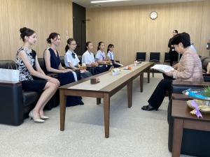 受賞者と市長が懇談する様子