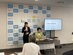 会見をする市長