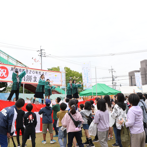 餅を獲る参加者