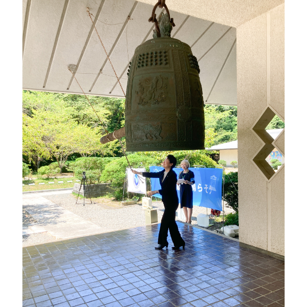 平和の鐘と市長