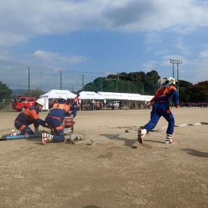 消防操法技術を披露する参加者