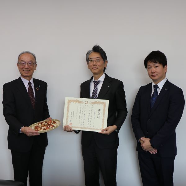 球根を持った教育長と株式会社タカラレーベンの方