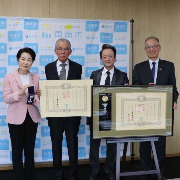 市長、令和7年度秋の叙勲(瑞宝双光章)受賞した村岡さんと徳本さん、教育長