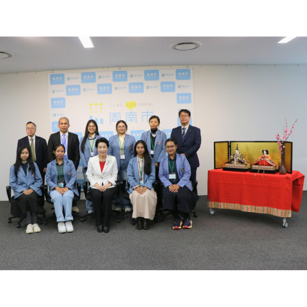 ガネーシャ大学の学生7人と市長と雛人形