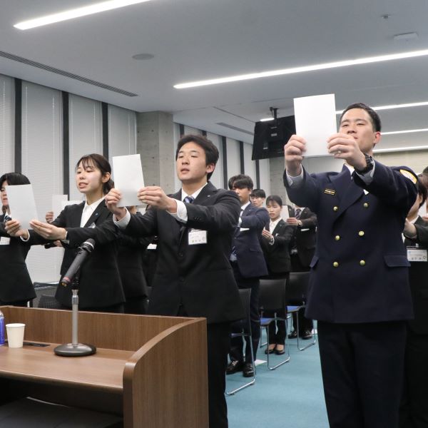 新規採用職員が宣誓書を読み上げている様子