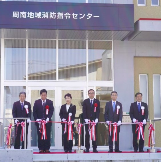 開所式のテープカットの様子