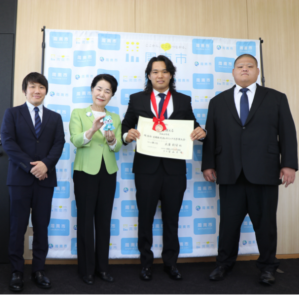 周南公立大学レスリング部と市長