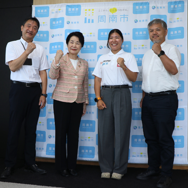 株式会社京瀧の代表取締役社長と選手と市長