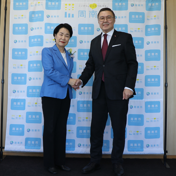 在日カザフスタン共和国特命全権大使と市長