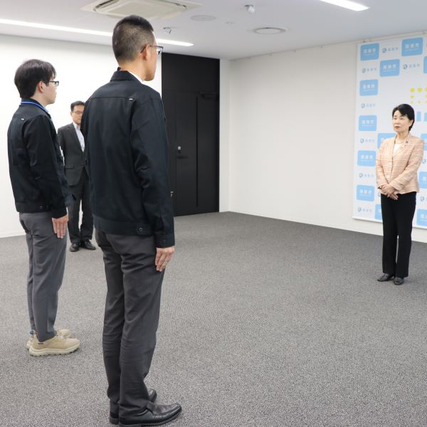 派遣される職員2人と市長