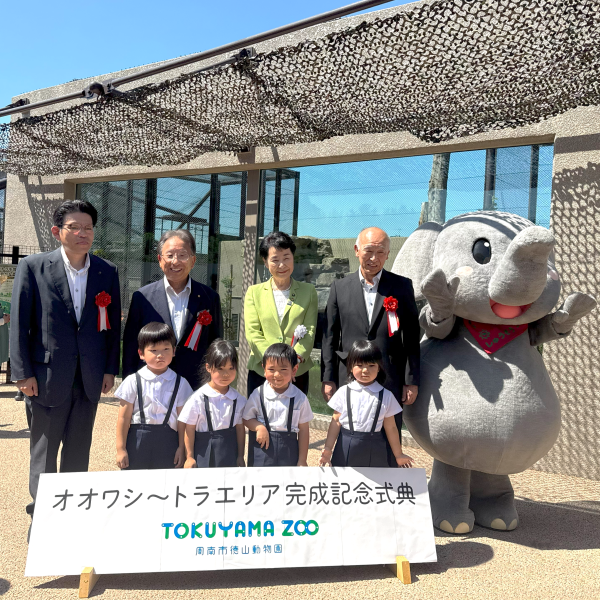 トラエリア前で撮影した集合写真