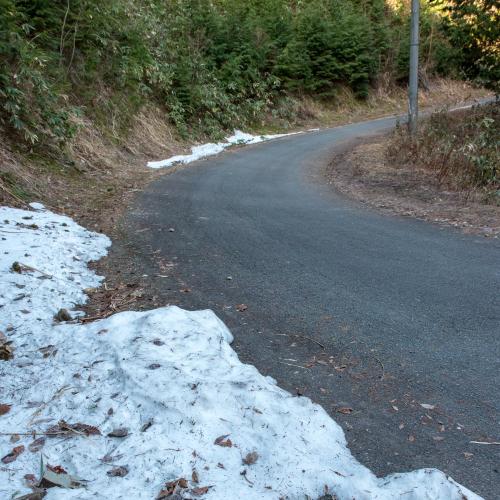 道路の脇に雪がの写っている写真です。