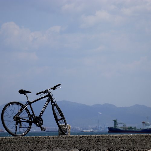 船と自転車が写っている写真です。